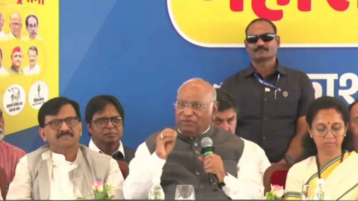 महाराष्ट्र में BJP के संकल्प पत्र से कितनी अलग कांग्रेस की 5 गारंटियां, पढ़ें MVA के घोषणा पत्र की बड़ी बातें