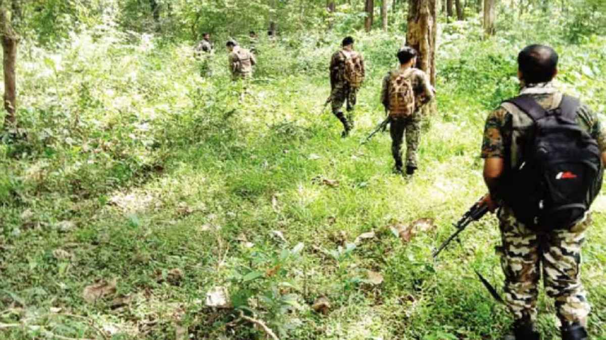 10 नक्सली ढेर, AK-47 राइफलें बरामद; छत्तीसगढ़ के सुकमा में नक्सलियों और सुरक्षा बलों से मुठभेड़