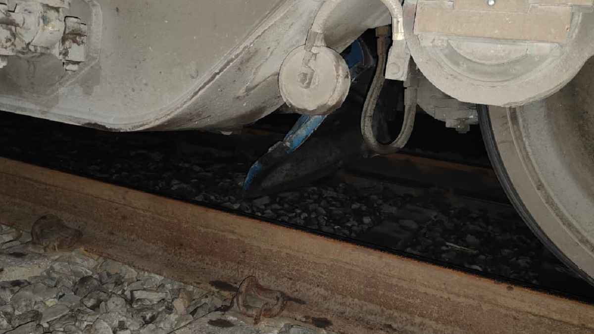 Train Accident: एक और ट्रेन हादसा! डिरेल करने की साजिश; पुणे से नागपुर जा रही थी पैसेंजर एक्सप्रेस