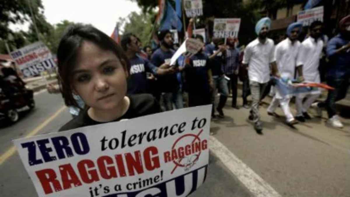 'पकड़ाई गंदी किताब, बोले- जोर-जोर से पढ़ो', मेडिकल कॉलेज में ये कैसी रैगिंग?