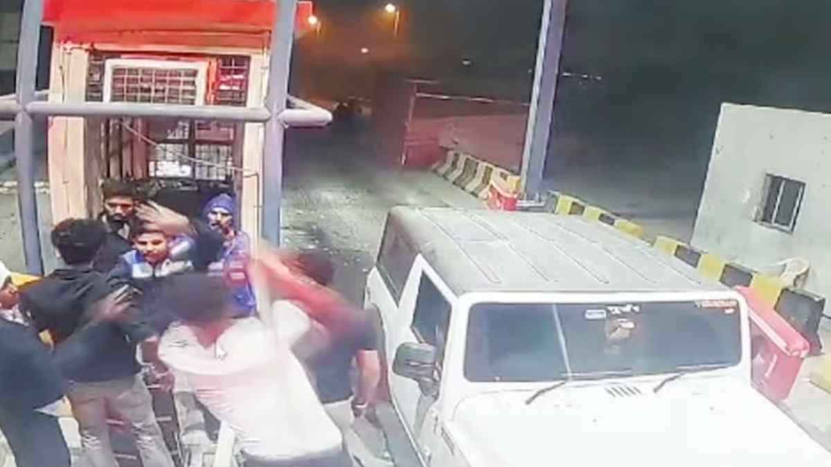 महज 35 रुपये के लिए टोलकर्मियों को पीटा, ग्रेटर नोएडा में थार सवार युवकों की गुंडई वायरल