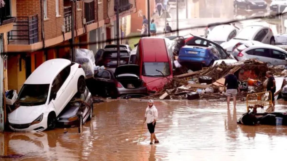 Spain Flood 2000 people missing in Valencia