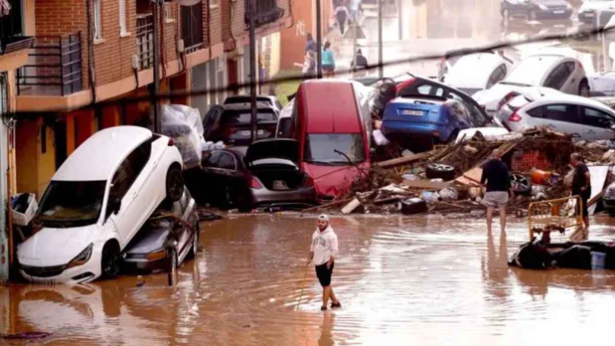 गाड़ियों में मिल रही लाशें, 2000 लोग लापता; Spain में बाढ़ से हालात हुए बदतर