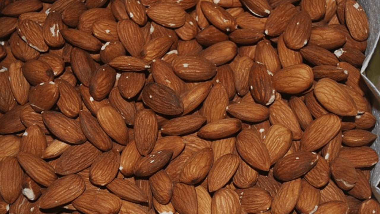 Almonds Side Effects: सावधान! न खाएं 1 दिन में 5 से ज्यादा बादाम, खा लिया तो सेहत होगा ये 4 नुकसान