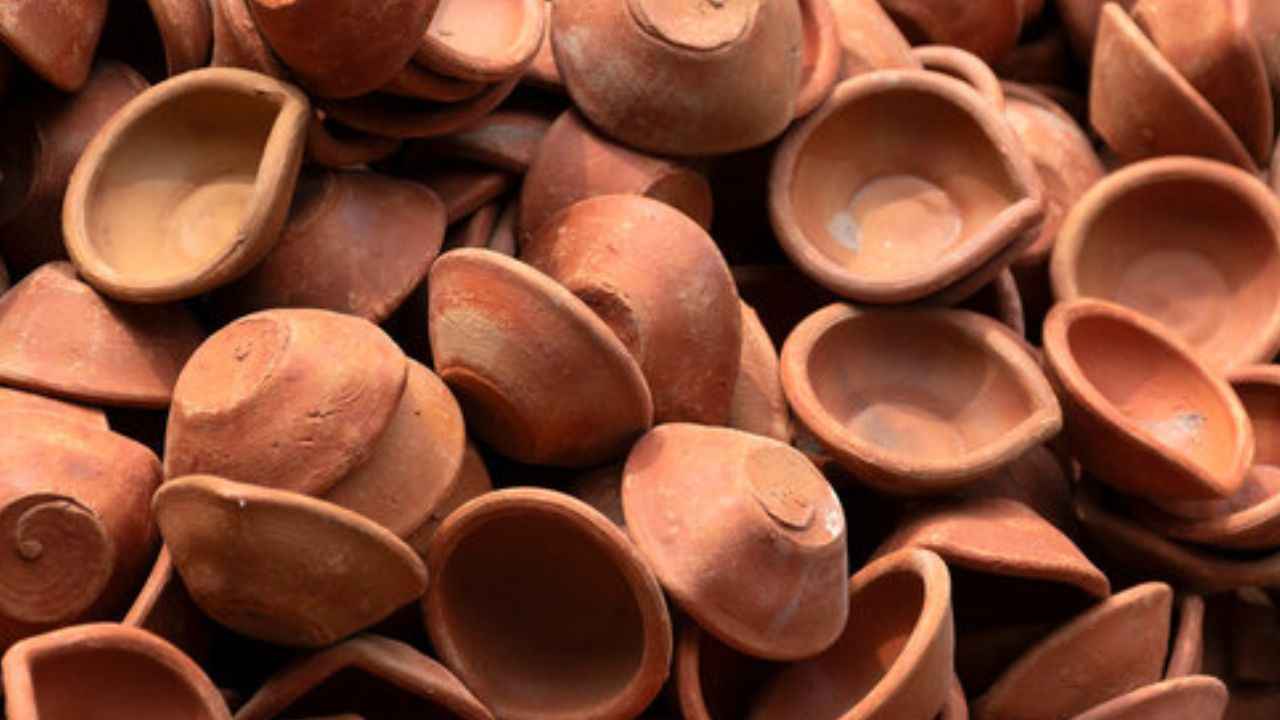Copper Cleaning Tips: दिवाली के दीयों को फेंके नहीं, चमका देंगे तांबे से लेकर लोहे के बर्तन; जानें तरीका