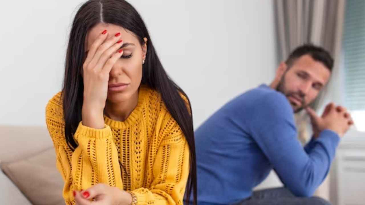 Relationship Tips: गर्लफ्रेंड का ये इशारा हो सकता है ब्रेकअप का संकेत, देखते ही है जाएं सावधान