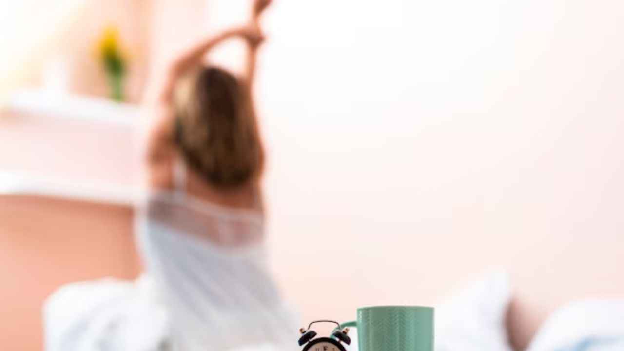 Morning Habits: आज ही छोड़ दें सुबह की ये 5 अनहेल्दी आदतें, नहीं तो भुगतना पड़ेगा अंजाम!