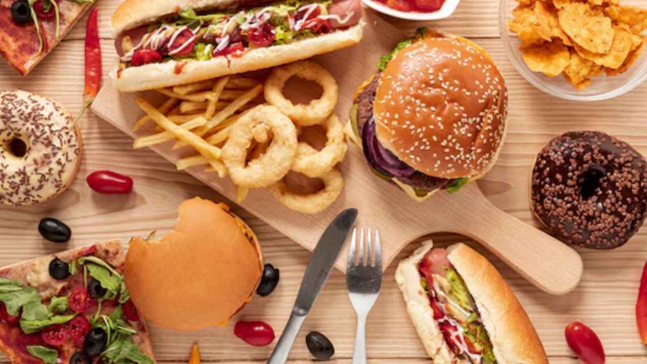 Junk Food Side Effects: क्या आप भी करते हैं अधिक जंक फूड का सेवन तो हो जाएं सावधान! दिमाग हो सकता है कमजोर  