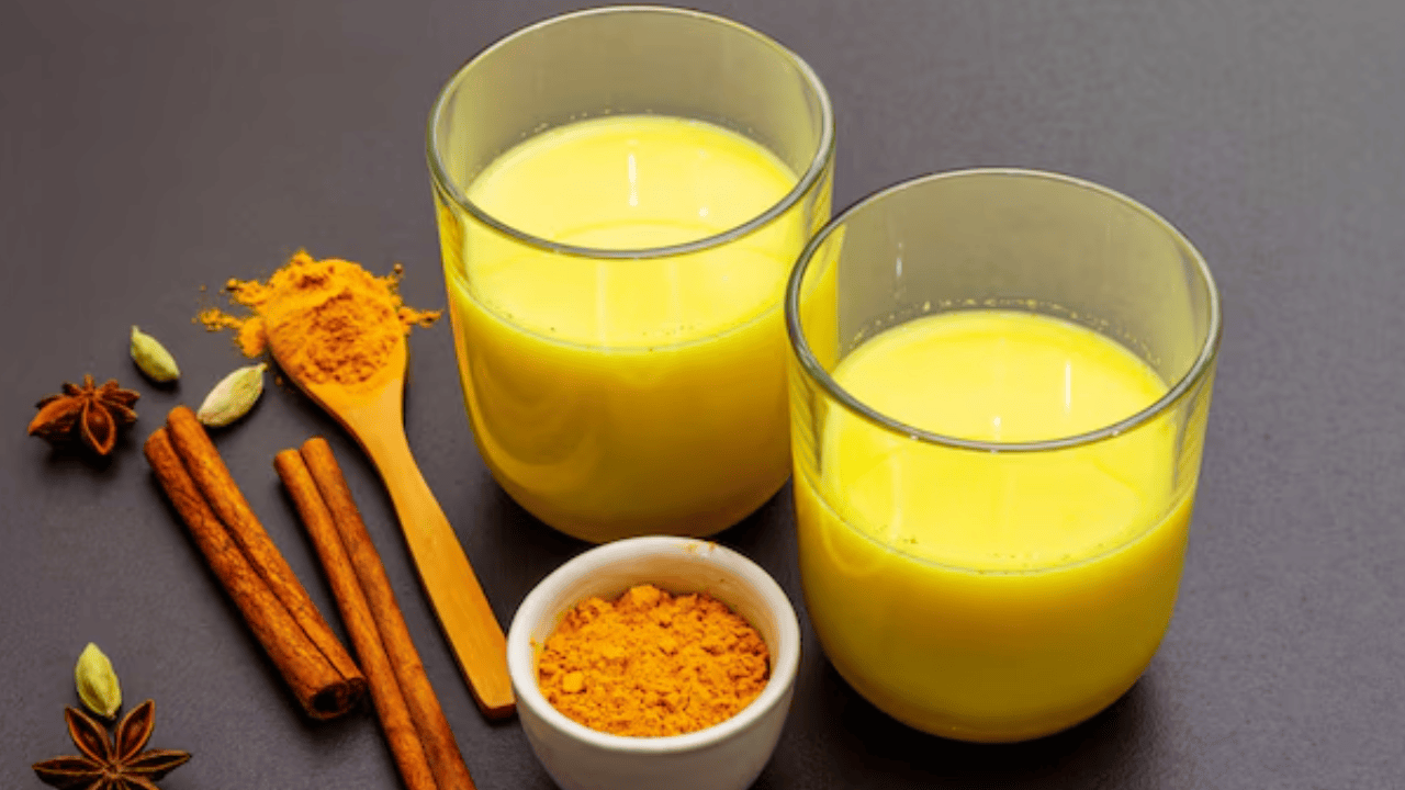 Turmeric Milk Side Effect: ये लोग कभी न करें हल्दी वाला दूध पीने की गलती, नहीं तो बढ़ सकती है परेशानी