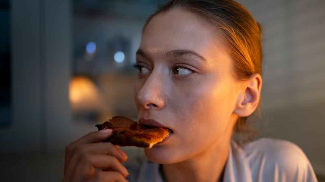 Midnight Hunger: क्या रात को खाना खाने के बाद भी लगती है भूख? क्रेविंग कम करने के लिए बनाएं ये हेल्दी स्नैक्स