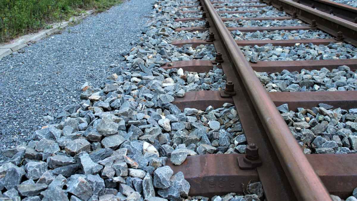 रेलवे ट्रैक पर क्यों बिछाए जाते हैं पत्थर? जानिए इसका रहस्य