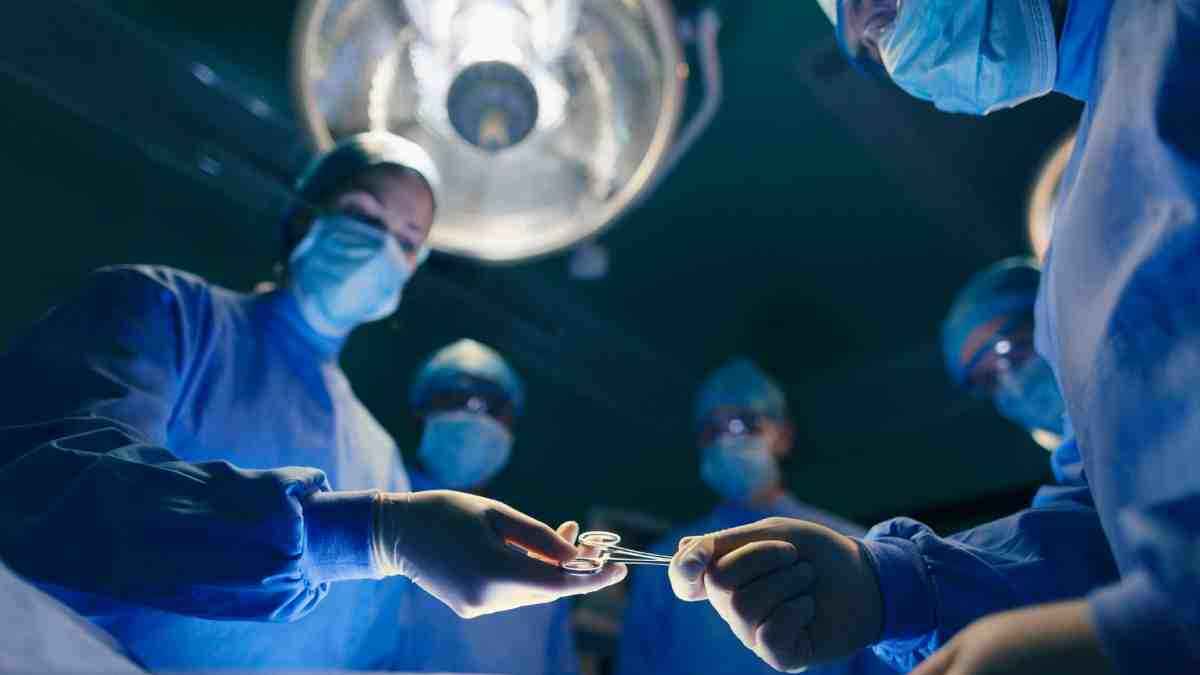 लेफ्ट आंख में थी दिक्कत, राइट आंख का कर दिया ऑपरेशन, डॉक्टर की करतूत का ऐसे हुआ भंडाफोड़