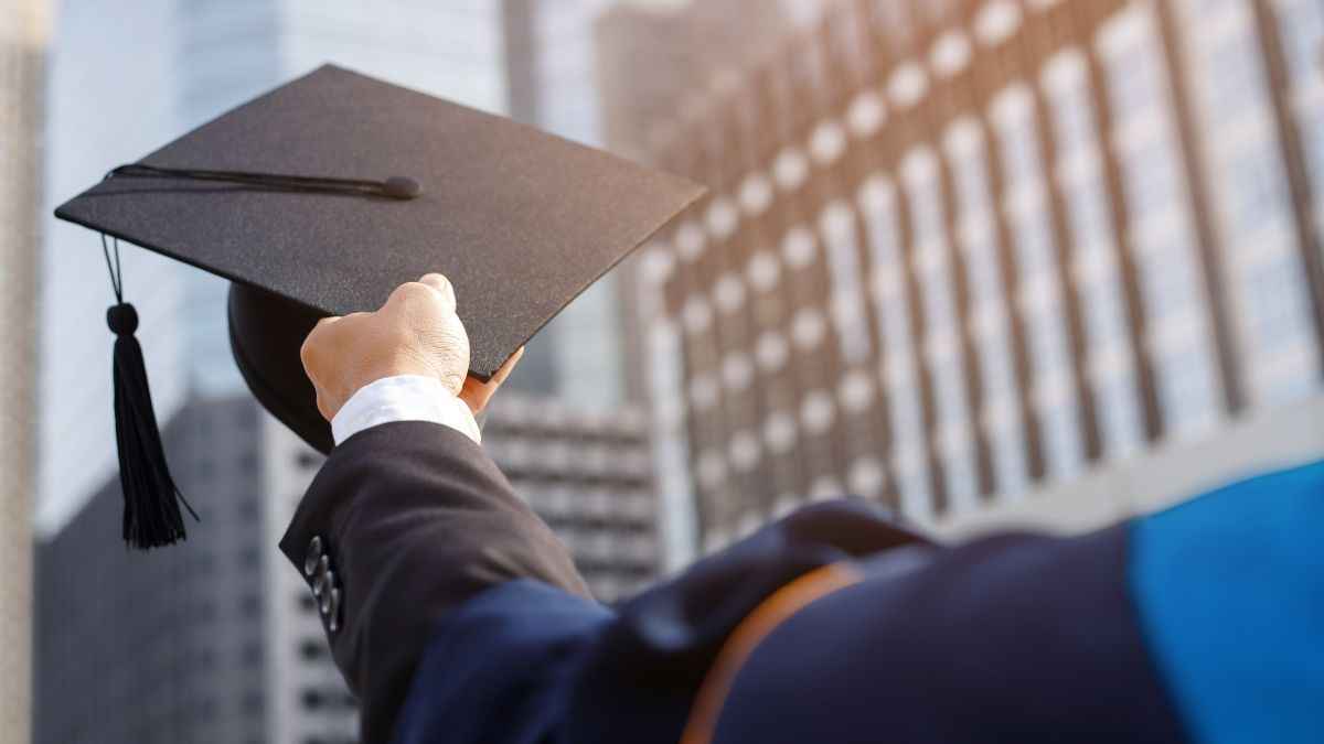 Study in UK: इंग्लैंड में पढ़ाई के लिए मिलेंगे 10 लाख रुपये, इस यूनिवर्सिटी ने ऑफर की स्कॉलरशिप