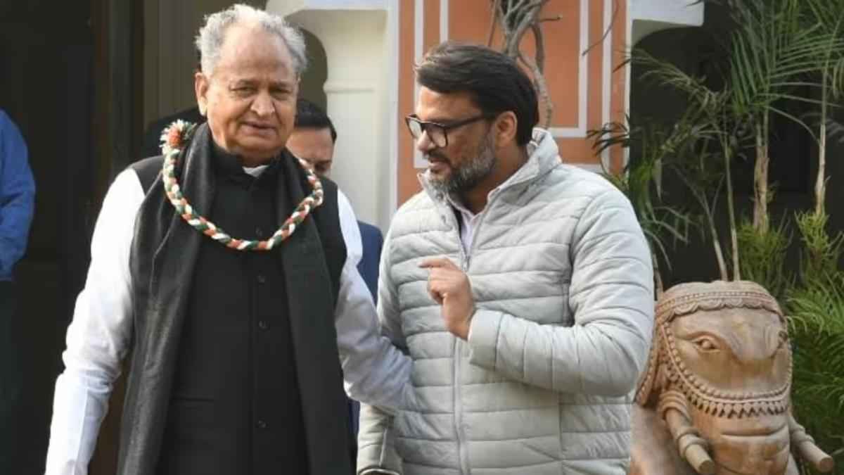 Rajasthan Phone Tapping Case: पूर्व OSD लोकेश शर्मा बने सरकारी गवाह, क्या बढ़ेंगी अशोक गहलोत की मुश्किलें?
