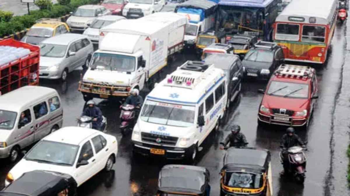 सिक्स लेन हाइवे पर 45 मिनट तक जाम में फंसी रही एंबुलेंस, 2 मरीजों की मौत