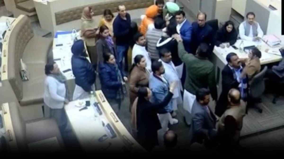 चंडीगढ़ में बवाल! BJP-AAP-कांग्रेस आपस में भिड़े; हाथापाई की आई नौबत