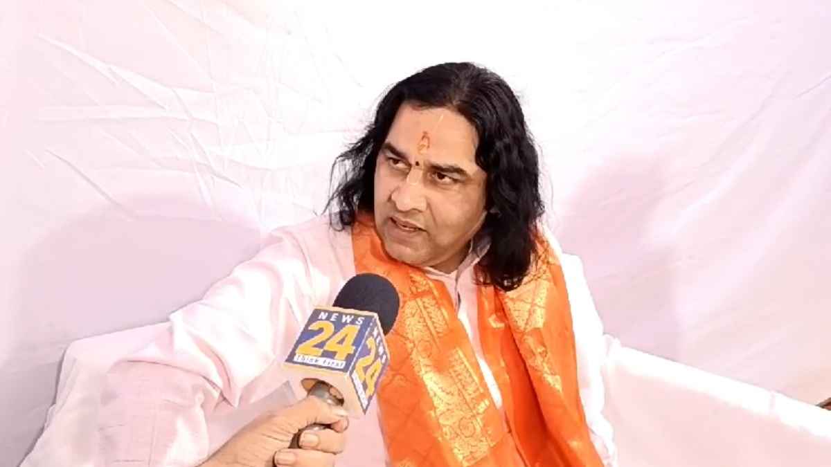 'हिन्दुस्तान में वक्फ बोर्ड का क्या काम?' Maha Kumbh Dharm Sansad में देवकीनंदन ठाकुर ने उठाए सवाल