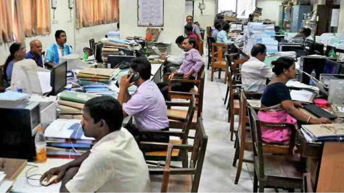 कैसे चली सरकारी कर्मचारियों को जल्द रिटायर करने के खबर और क्या है सरकार का कहना?