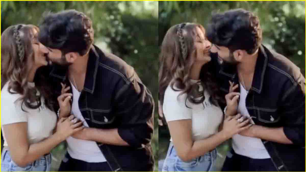 Jiya Shankar-Abhishek Malhan Lip-Lock Video