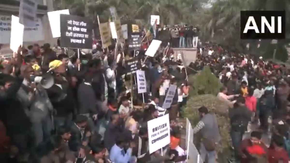 पटना में BPSC अभ्यर्थियों पर लाठीचार्ज का दिल्ली में विरोध, JNU छात्रों ने सीएम नीतीश के खिलाफ की नारेबाजी