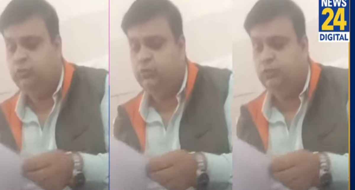 Video: Prayagraj में अधिकारी ने की हद पार, महिला कर्मचारी को धक्के मारकर निकाला