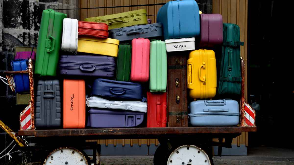 Travelling Tips: हैंड लगेज में ही रखें ये 4 चीजें, आसान हो जाएगी एयरपोर्ट पर चेकिंग