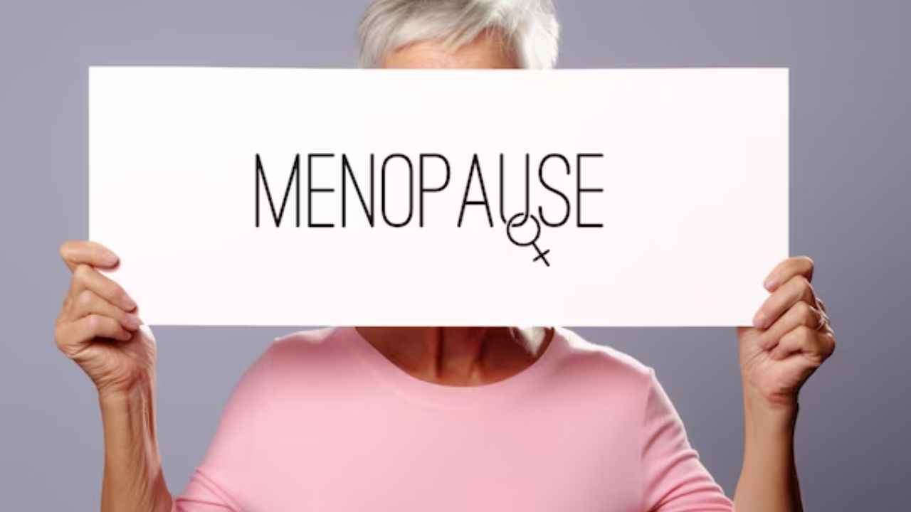 Menopause के कारण क्यों बढ़ जाता है हार्ट अटैक का खतरा? जानें इलाज