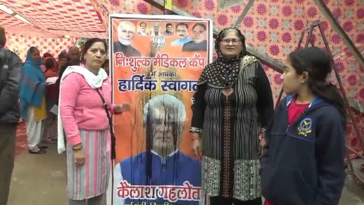 '10 साल कुछ नहीं किया, अब यहां सत्यानाश करने...,' बिजवासन में कैलाश गहलोत के विरोध में उतरी महिलाएं