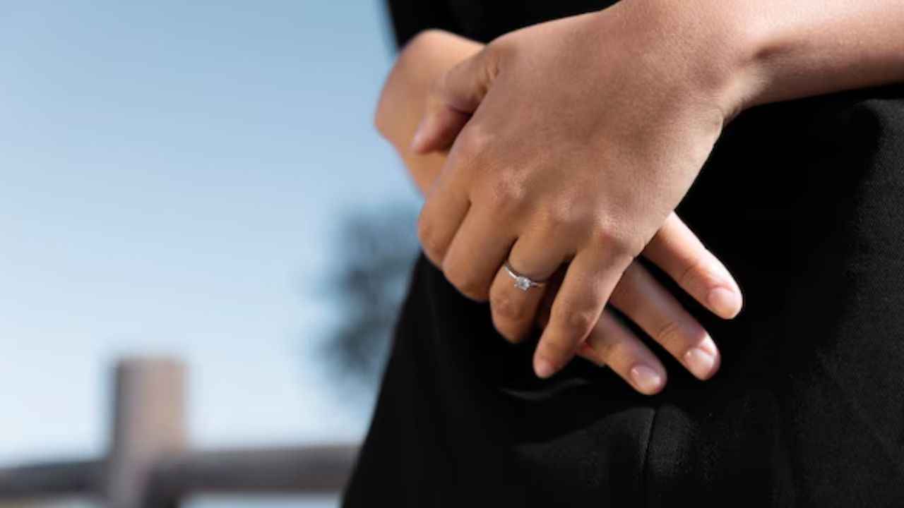Ring Finger Personality: क्या कहती हैं आपकी उंगलियां? ऐसे पहचानें अपना व्यक्तित्व