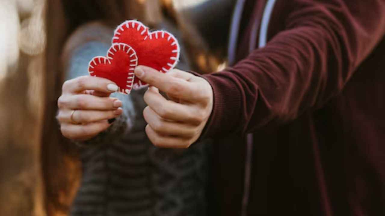Relationship Tips: क्या आपके भी रिश्ते में आ गई है बोरियत? ऐसे बनाएं रिलेशनशिप को इंटरेस्टिंग