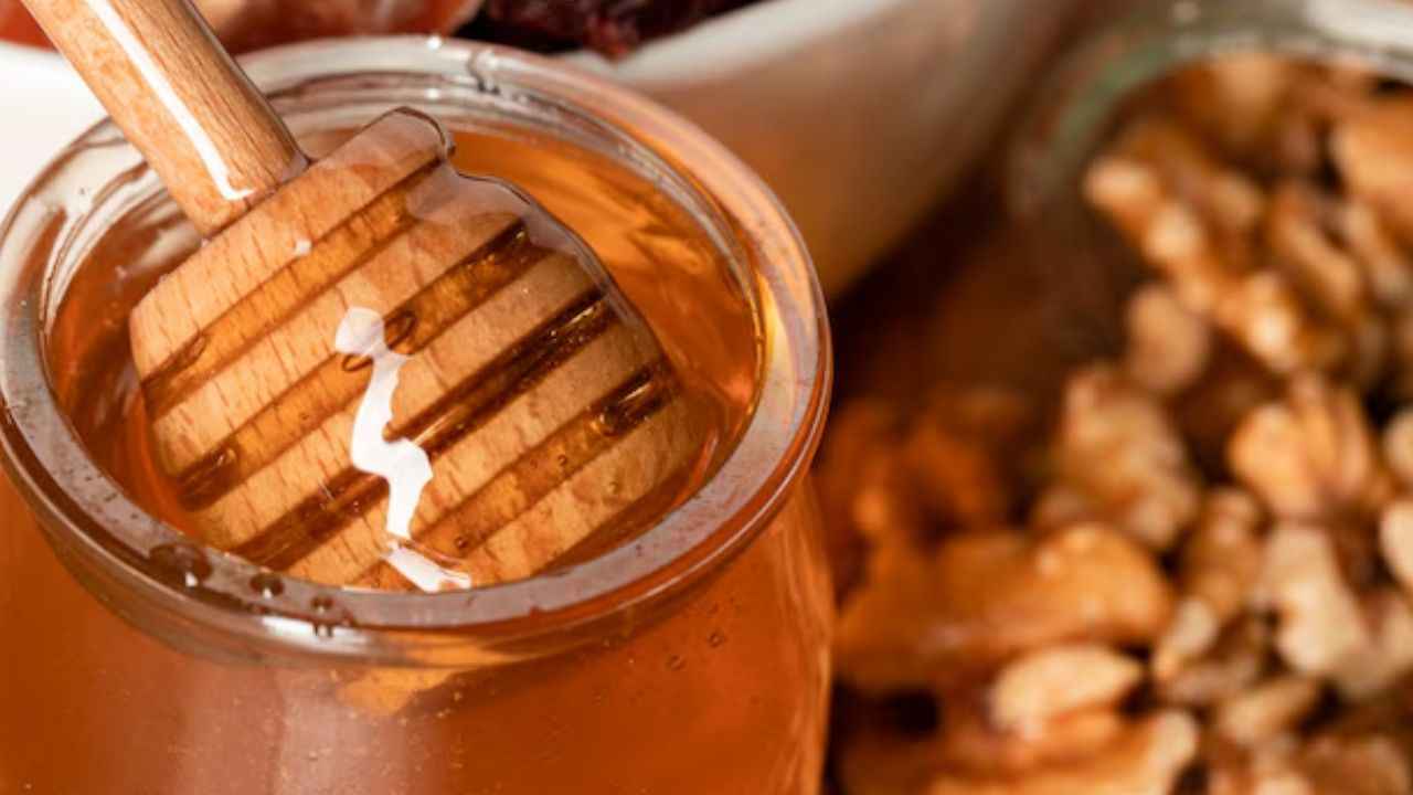 Honey Side Effects: इन 3 चीजों के साथ कभी न करें शहद का सेवन, नहीं तो बन सकता है जहर