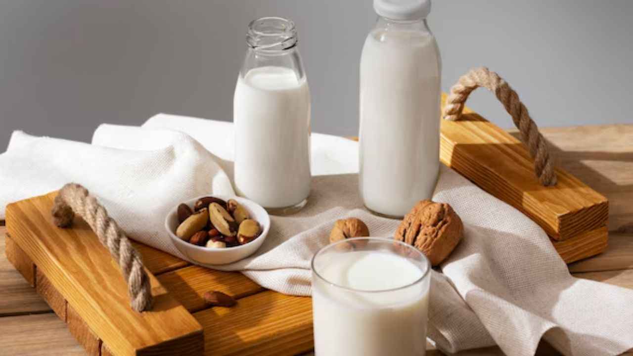 Bedtime Drinks: सर्दियों में रात को सोने से पहले दूध में मिलाकर पिएं ये 5 चीजें, इम्युनिटी से लेकर सर्दी-जुकाम तक रहेगा ठीक