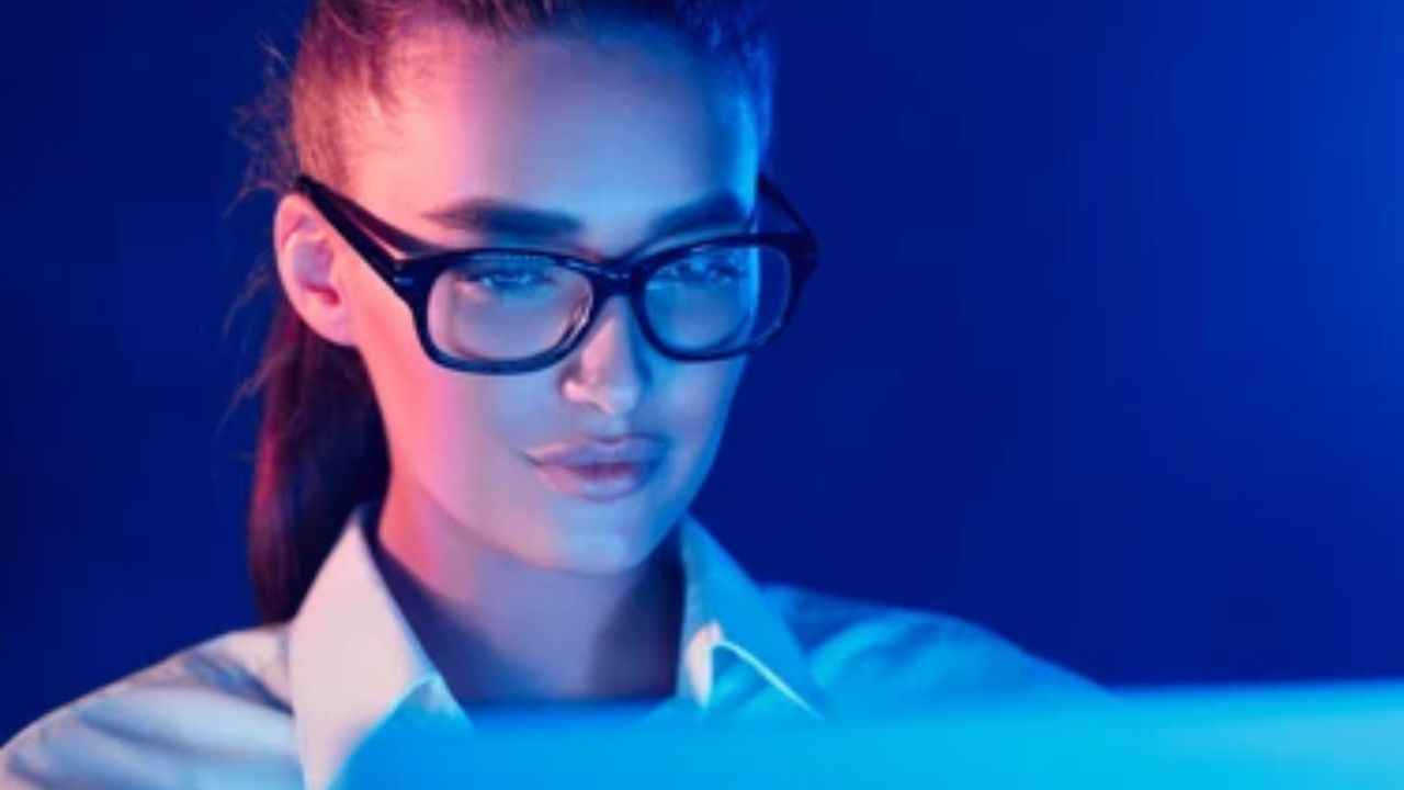 Blue Light Filter Effect: 'कंप्यूटर वाला' चश्मा लगाना सही या नहीं? नेत्र विशेषज्ञ से जानें