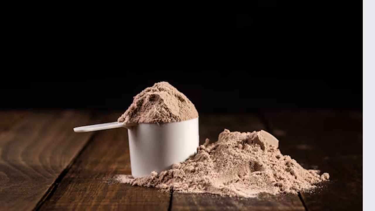 Protein Powder Side Effects: प्रोटीन पाउडर लेना सेहत के लिए हो सकता है नुकसानदायक, जानें सेवन करने का सही तरीका