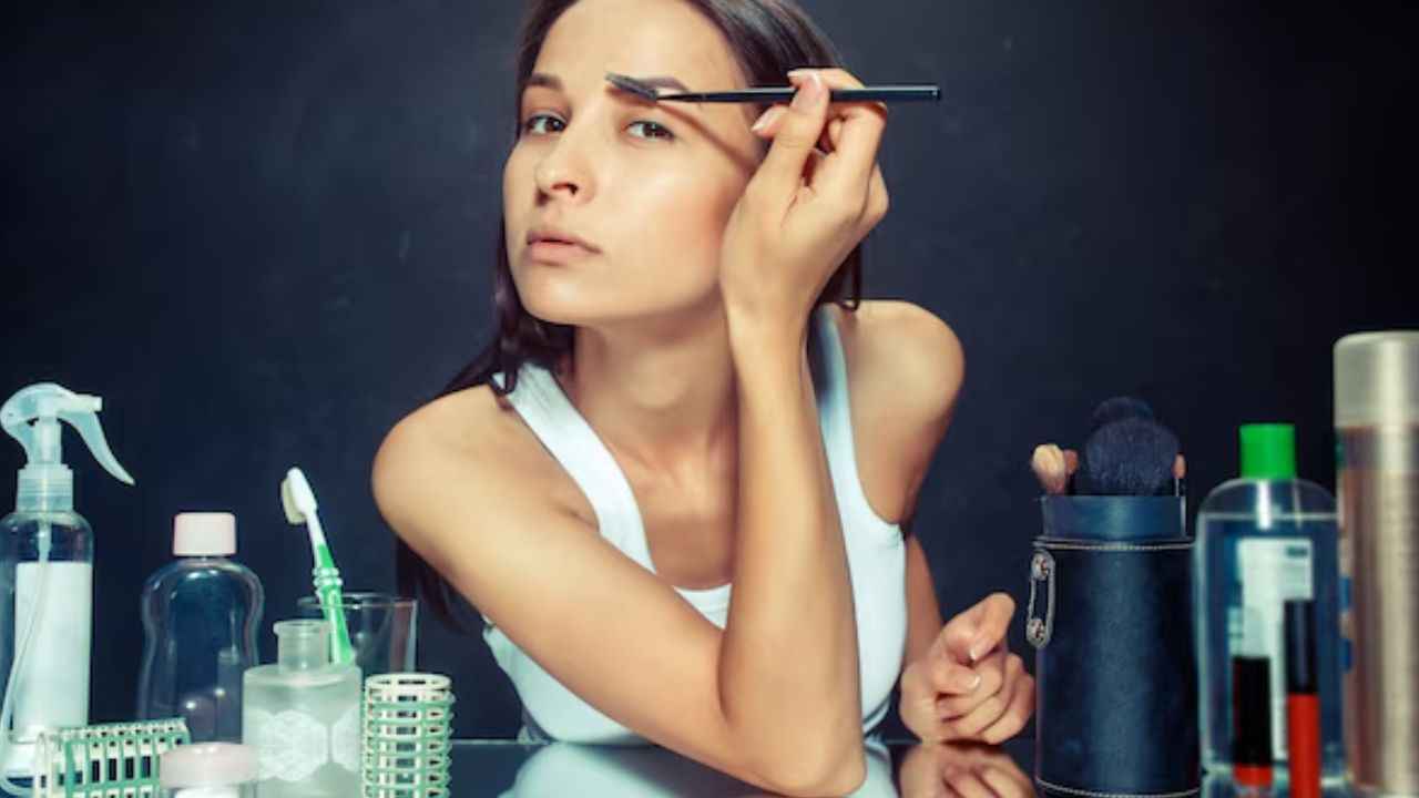 Makeup Tips: कभी न करें अपना मेकअप किट शेयर! नहीं तो पड़ सकता है भारी  