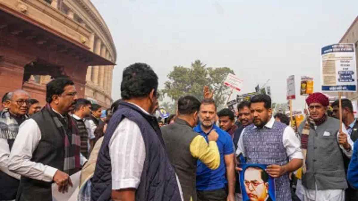 '...भारत छोड़कर किसी और देश चले जाओ', मनीष सिसोदिया का अमित शाह पर हमला