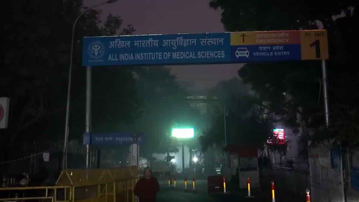 दिल्ली में 2 दिन घने कोहरे का अलर्ट, 8 इलाकों में AQI 400 पार, जानें कहां-कितना तापमान?