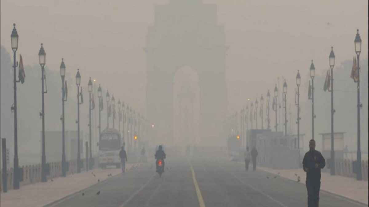 दिल्ली की भीषण ठंड में जहरीली हवा का दोहरा अटैक, जानें कहां-कहां कितना पारा और AQI?