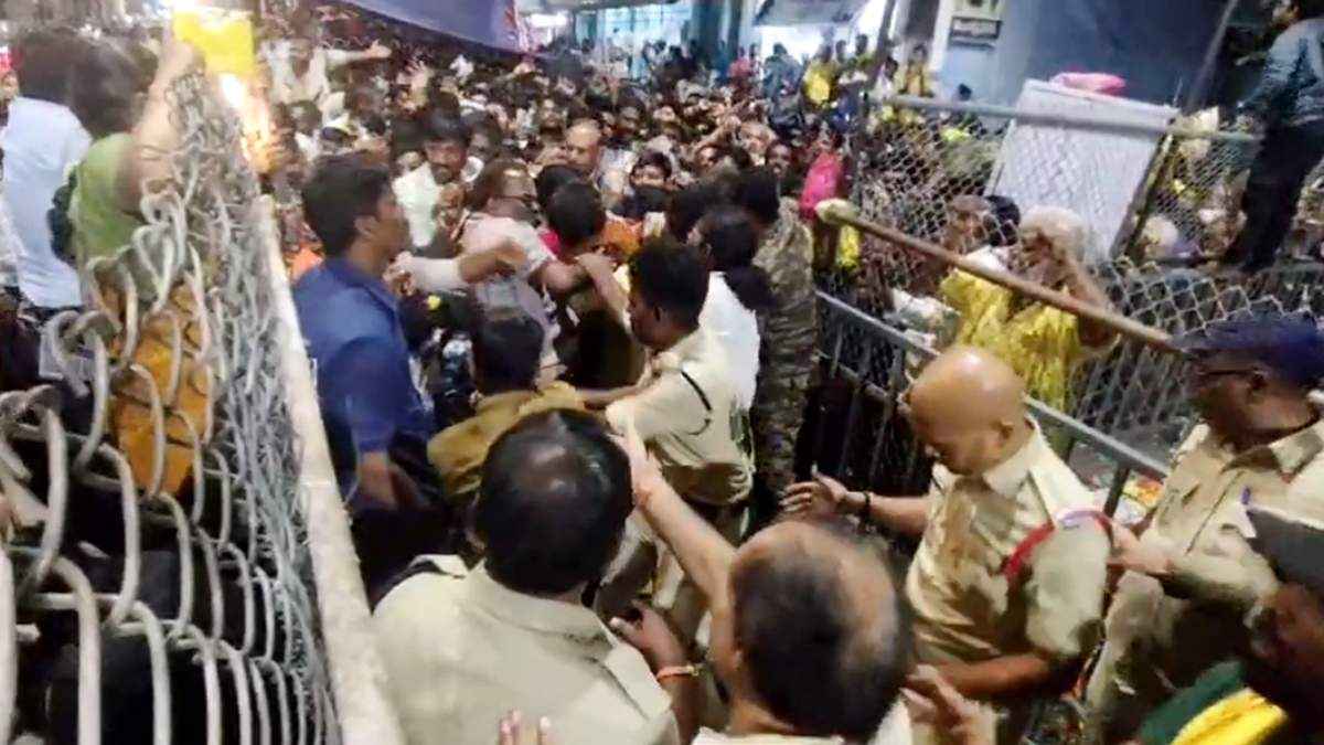 तिरुपति भगदड़ घटनास्थल का फोटो तिरुपति भगदड़ घटनास्थल का फोटो