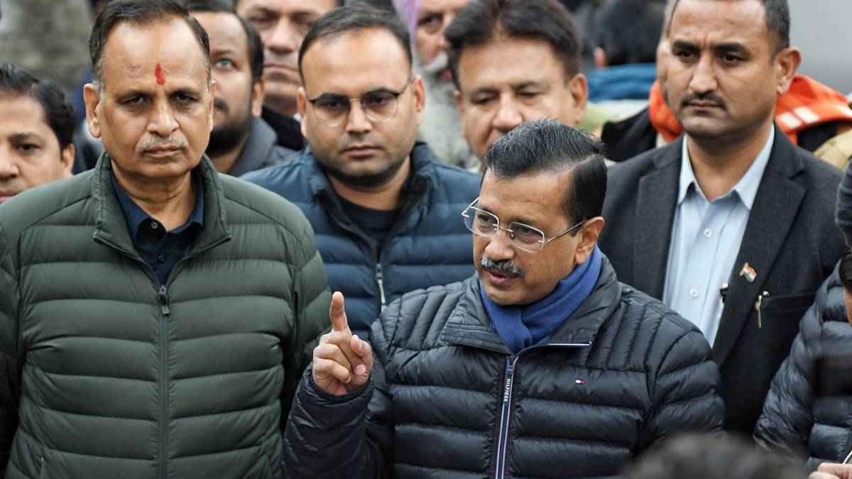 मीडिया से बात करते अरविंद केजरीवाल