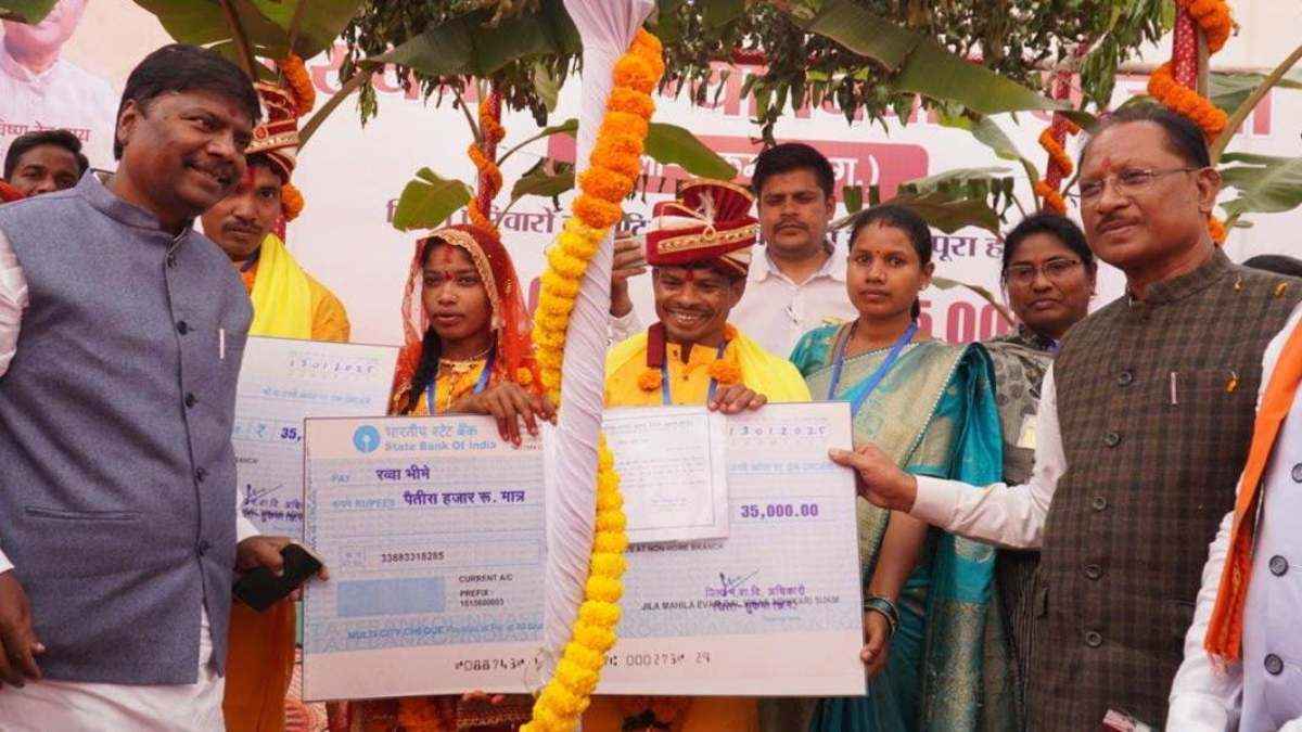 प्यार के आगे हारा नक्सलवाद! CM विष्णुदेव साय की मौजूदगी में 4 नक्सलियों ने की जीवन की नई शुरूआत
