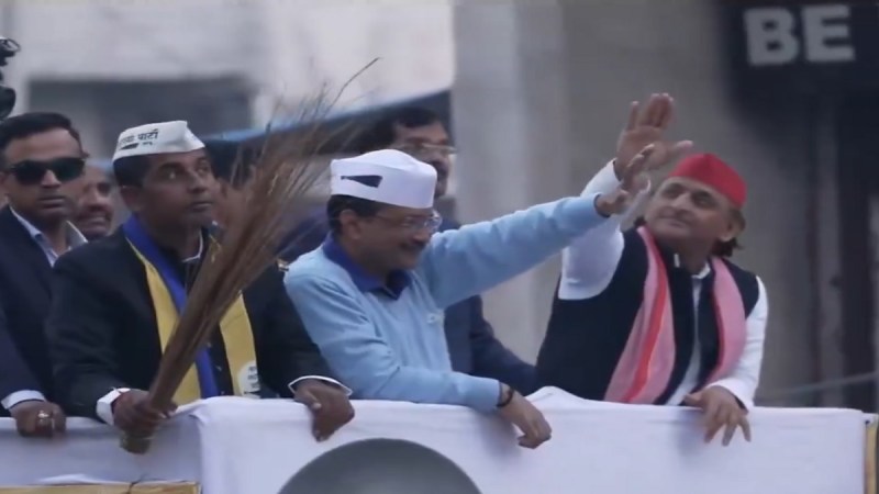 Akhilesh Yadav Arvind Kejriwal