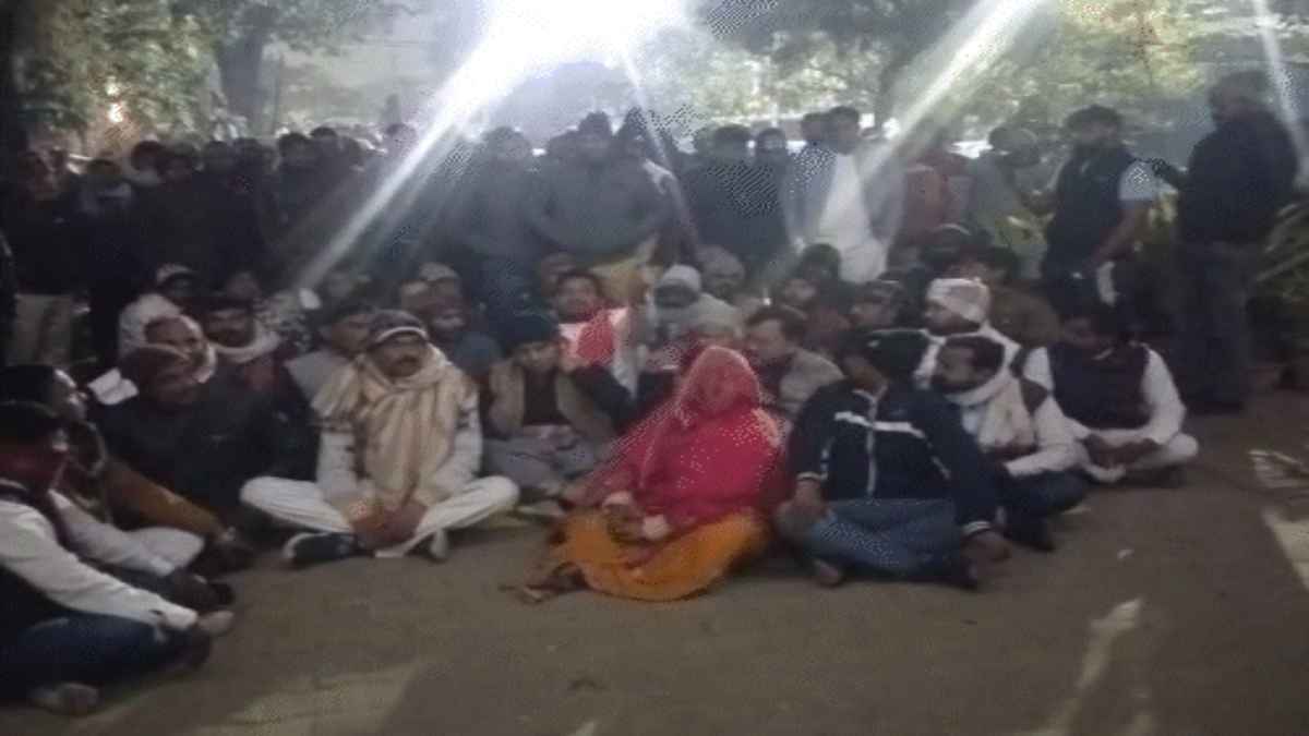 BJP नेता को पुलिस ने लात-घूसों से पीटा, बाल उखाड़े, कमिश्नर ने लिया ये एक्शन
