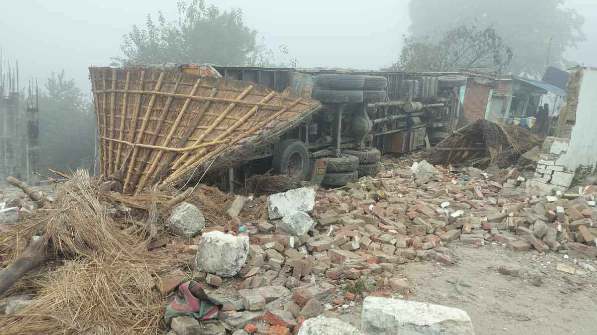 ‘जालिम नगर’ की पुलिस चौकी को ट्रक ने रौंदा, बहराइच में कोहरे के चलते हादसा