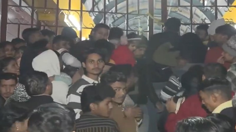 Delhi Metro station Gate closed