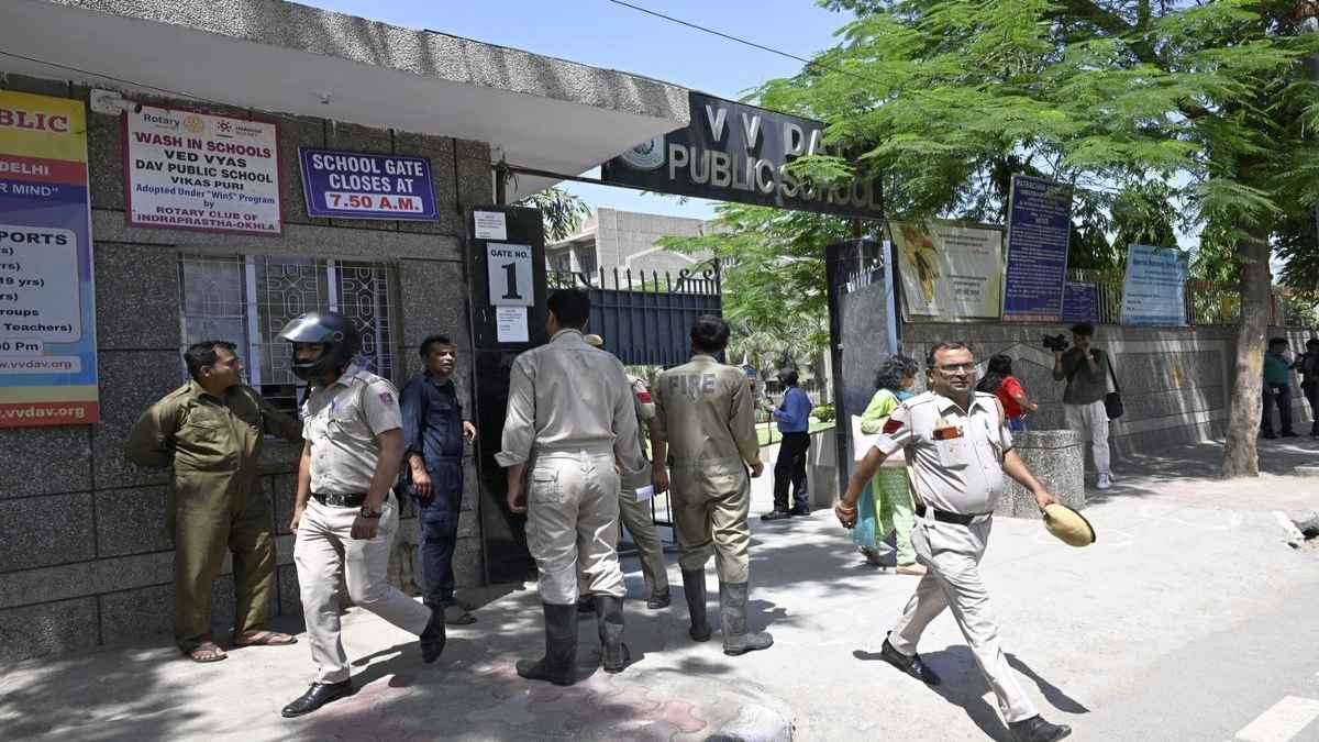 12वीं के छात्र ने दी थी दिल्ली के स्कूलों को बम से उड़ाने की धमकी, पूछताछ में हुआ ये खुलासा