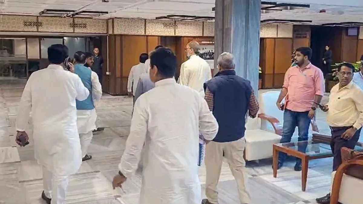 विपक्ष के 10 सांसदों ने लोकसभा स्पीकर को लिखा पत्र, JPC के कामकाज का किया विरोध