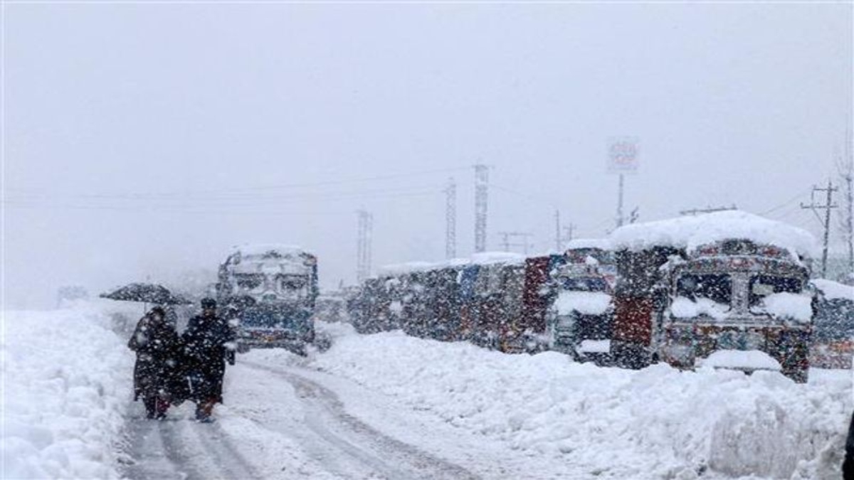 कश्मीर में बर्फबारी के बीच एडवाइजरी, लैंडस्लाइड की संभावना, कई सड़कें बंद,  देखें लिस्ट - travel-advisory-snowfall-in-jammu-kashmir -landslide-many-road-closed-see-list