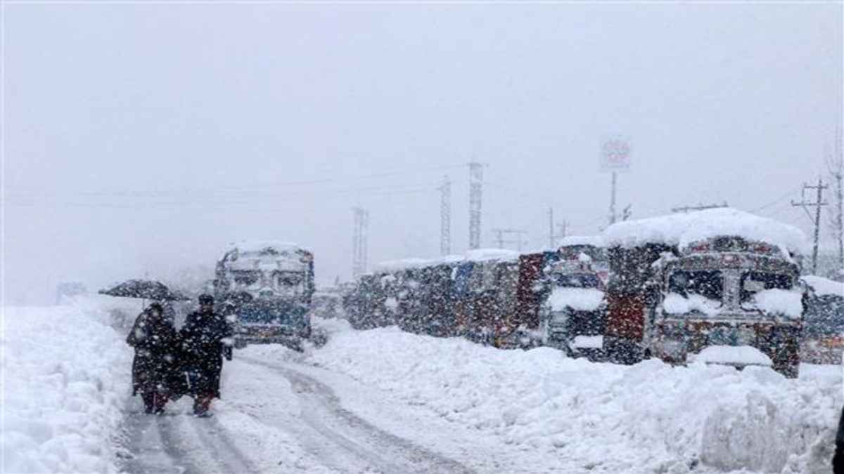 कश्मीर में बर्फबारी के बीच एडवाइजरी, लैंडस्लाइड की संभावना, कई सड़कें बंद, देखें लिस्ट