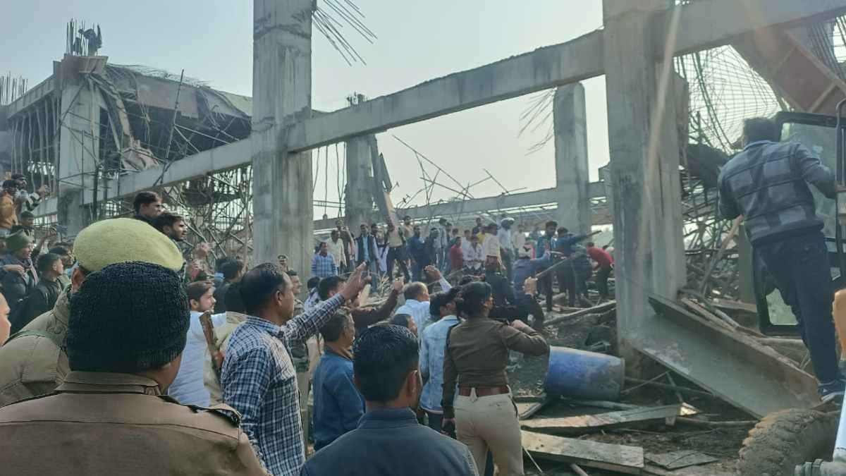 कन्नौज में बड़ा हादसा, रेलवे स्टेशन पर गिरा लेंटर, मलबे में कई मजदूर, 22 को निकाला बाहर
